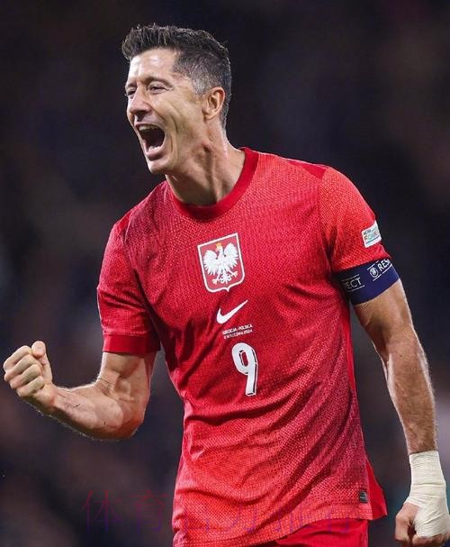 阿拉巴:莱万是世界最佳前锋之一 他再次证明自己 阿拉巴:莱万是世界最佳前锋之一 他再次证明自己